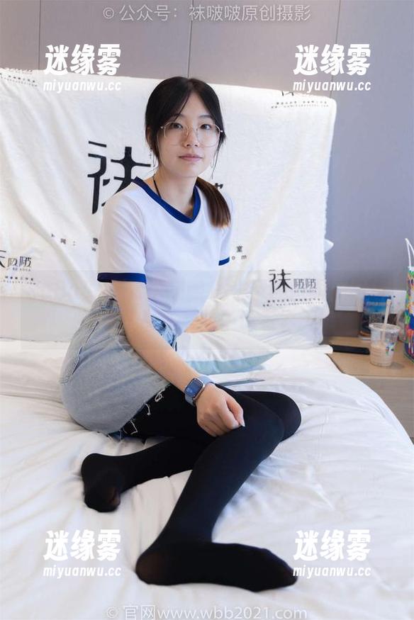 BoBoSocks袜啵啵 - 稚予的画面：黑色中筒棉袜，袜子也有春天