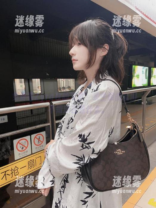 免费看Zyra秋的写真，杀生院的氛围，不知道在想什么。