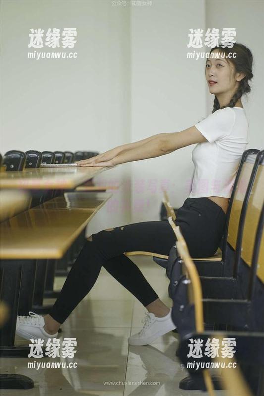 初夏女神-双双 初夏女神 - 双双的泳装写真:美图与海浪的共舞!