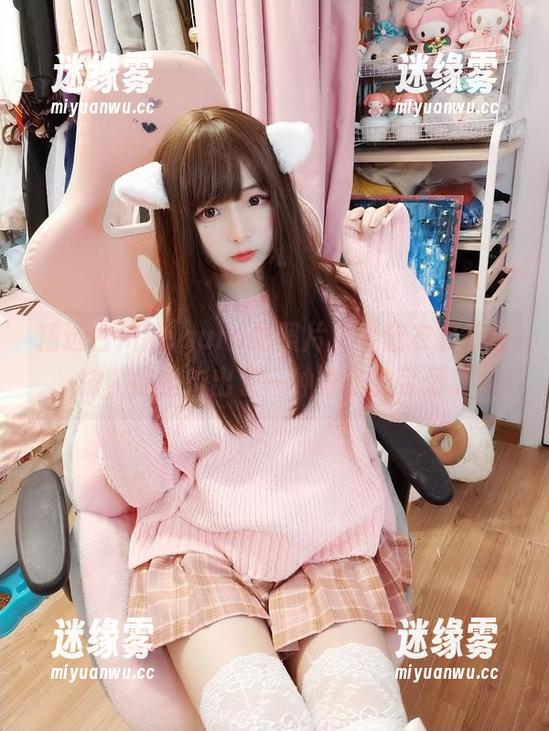 精选古川kagura的照片，淡蓝衣裹着白袜，裸足走出了一种奇怪的可爱。