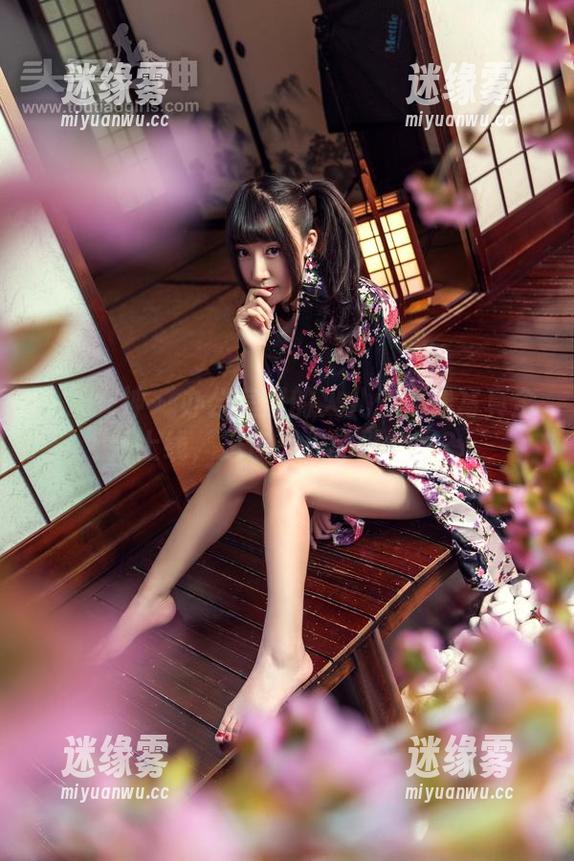 头条女神 - 办公室里的火儿：在线写真全新上线，是你想象的那样吗？