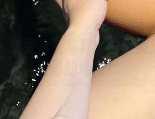 微密圈 - 奶雯泳装写真：谁说海边只是晒太阳的地方？