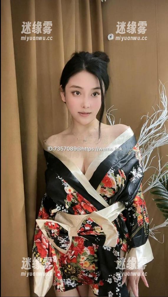 奶雯 微密圈 - 我好奇,奶雯才能驾驭得了这般花裙,附近的高清图包略显单调。