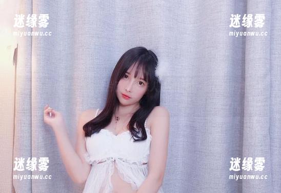 小小奶瓶儿又来最新照片了，珍珠人鱼加长版，你信她能拖多长？