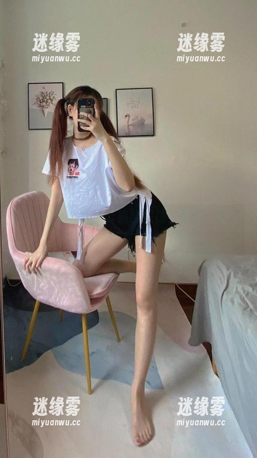 微密圈 - 穿梭于云端的提袜少女，空姐的作品打破常规的美感