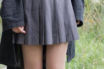 森萝财团忧郁白丝写真，总有些东西让人忍不住想一窥究竟。