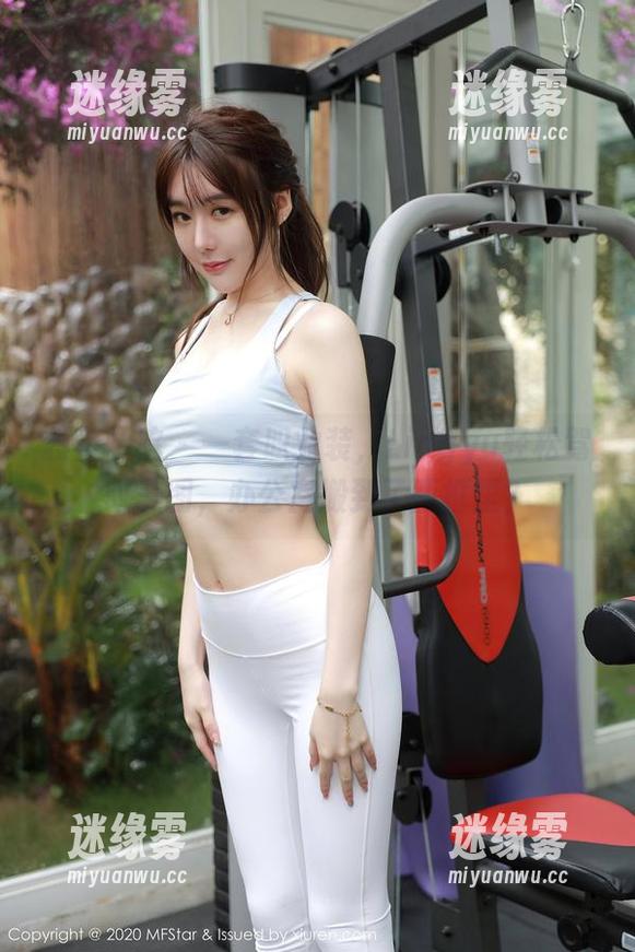 模范学院 - 一套职业装，Lingyu轻松驾驭美图，办公室搬到了画框里？
