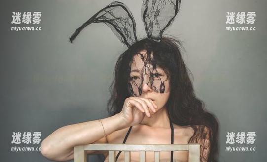 樱晚gigi 樱晚gigi的私拍:橙色,光芒,却也藏了那么点小戏弄。