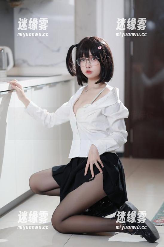洛桑w伊梓 这组照片里有个眼镜妹妹,洛桑w伊梓你快停一下,心脏受不了啊!