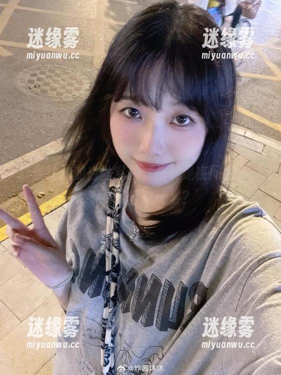 炸酱沐沐 炸酱沐沐的白丝私拍,仿佛是在问我:‘要不要我再来一层?’