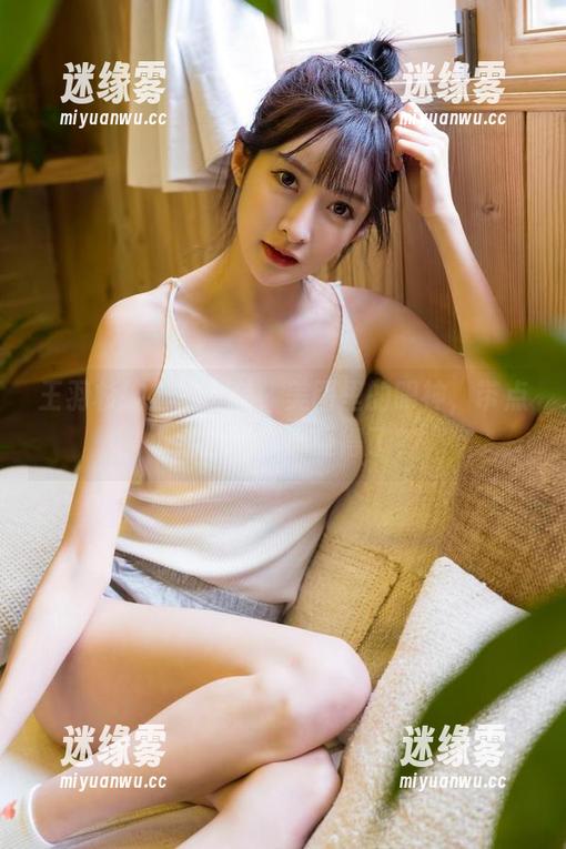 王羽杉披上护士装，美图里的眼神，带点小病娇气，谁受得了？