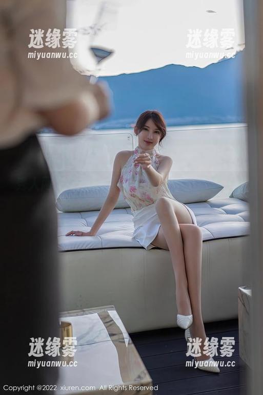 秀人网-Emily尹菲 秀人网 - Emily尹菲制服美图:这课上核对的,可能会是我的心!