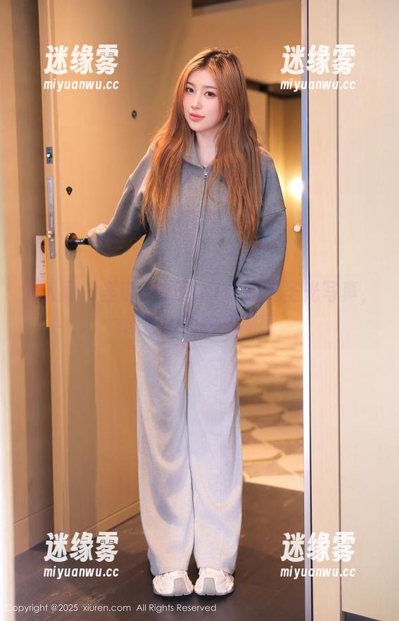 秀人网-小Kiki 秀人网 - 圣诞nisi小Kiki的无圣光写真,逐渐明朗的模糊感