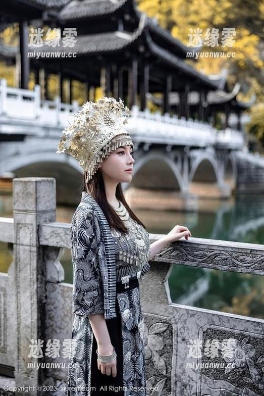 秀人网 - “穿白衬衫就像在挑战平凡”——我就在林文文yooki的美图中得到了启发，下载一张去说服别人。