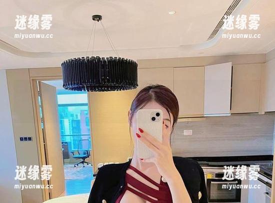 微密圈 - 私房之旅：脸红Dearie露出白丝，偶尔也要搞点幽默