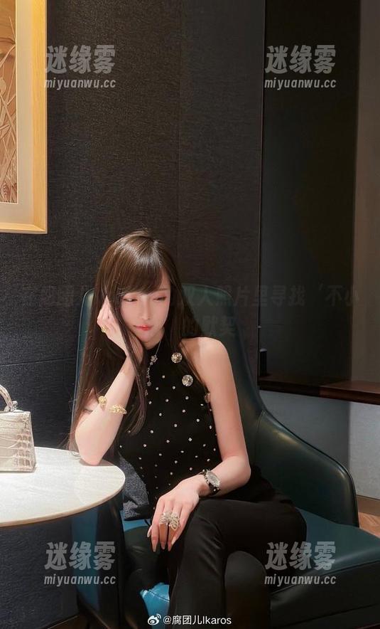 腐团儿Ikaros 在腐团儿Ikaros的双人照片里寻找‘不小心’的默契