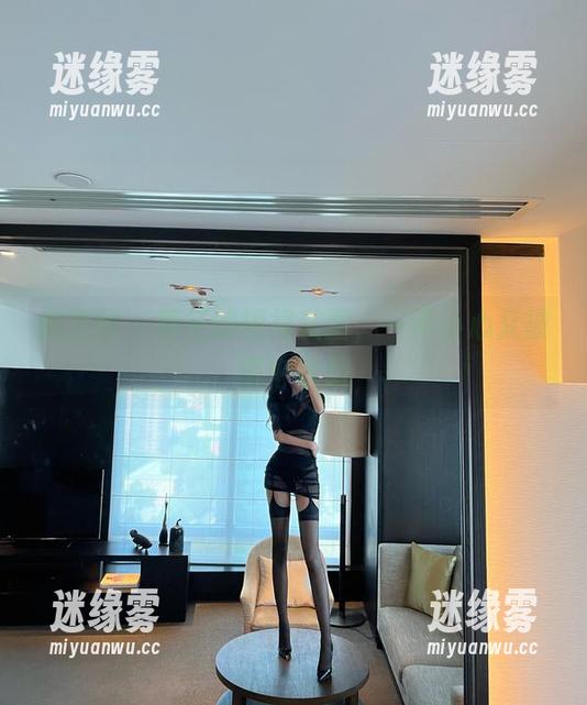 微密圈 - 葛征的短裙美图，一不小心又被戳中软肋