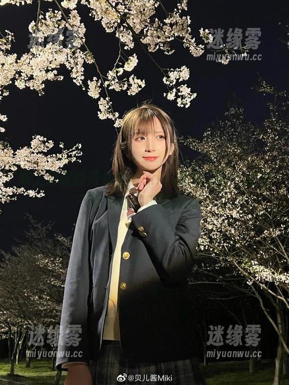 戴上眼镜的贝儿酱Miki，谁能想到？套图下载助你解锁新视野！