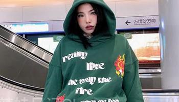 微密圈 - 一点点好奇，在线关注陈佩奇的裸足，像是在分享一种隐秘的自由。