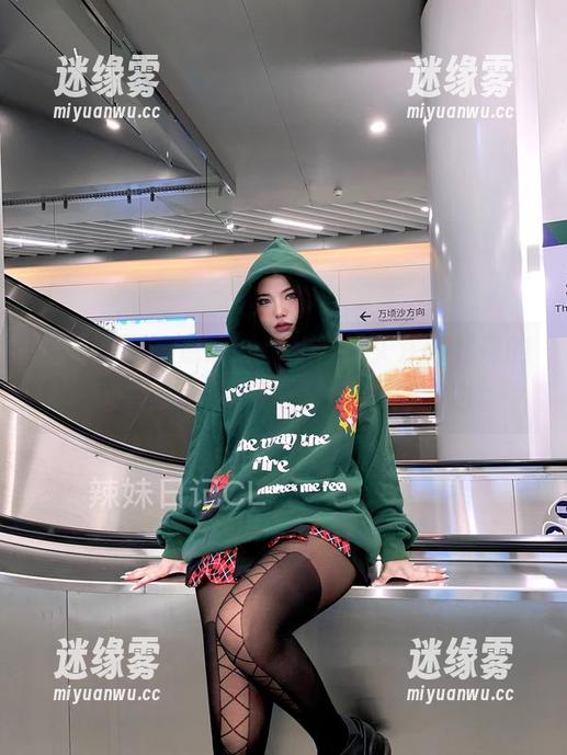 微密圈 - 一点点好奇，在线关注陈佩奇的裸足，像是在分享一种隐秘的自由。
