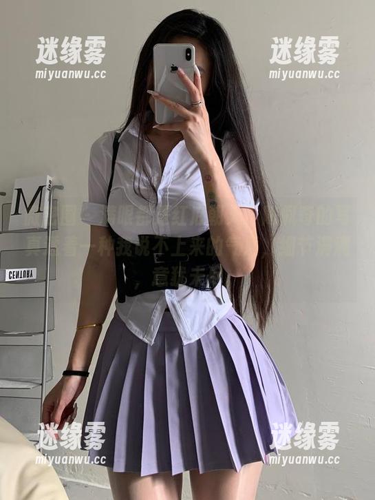 微密圈 - 满眼都是红底朝天，陈佩奇的写真透着一种我说不上来的气质，细节满满，意犹未尽。