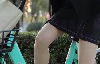 魔镜街拍 - 单纯的白色连衣裙，楼楼的私拍却让人脑补一整出剧