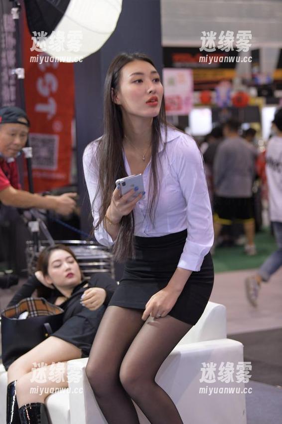 魔镜街拍 魔镜街拍的高跟皮裤,在线图片展示什么叫‘走路带风’!